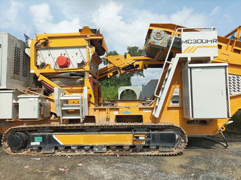 AIMIX-crawler-mobile-crushing-plant-di-Malaysia